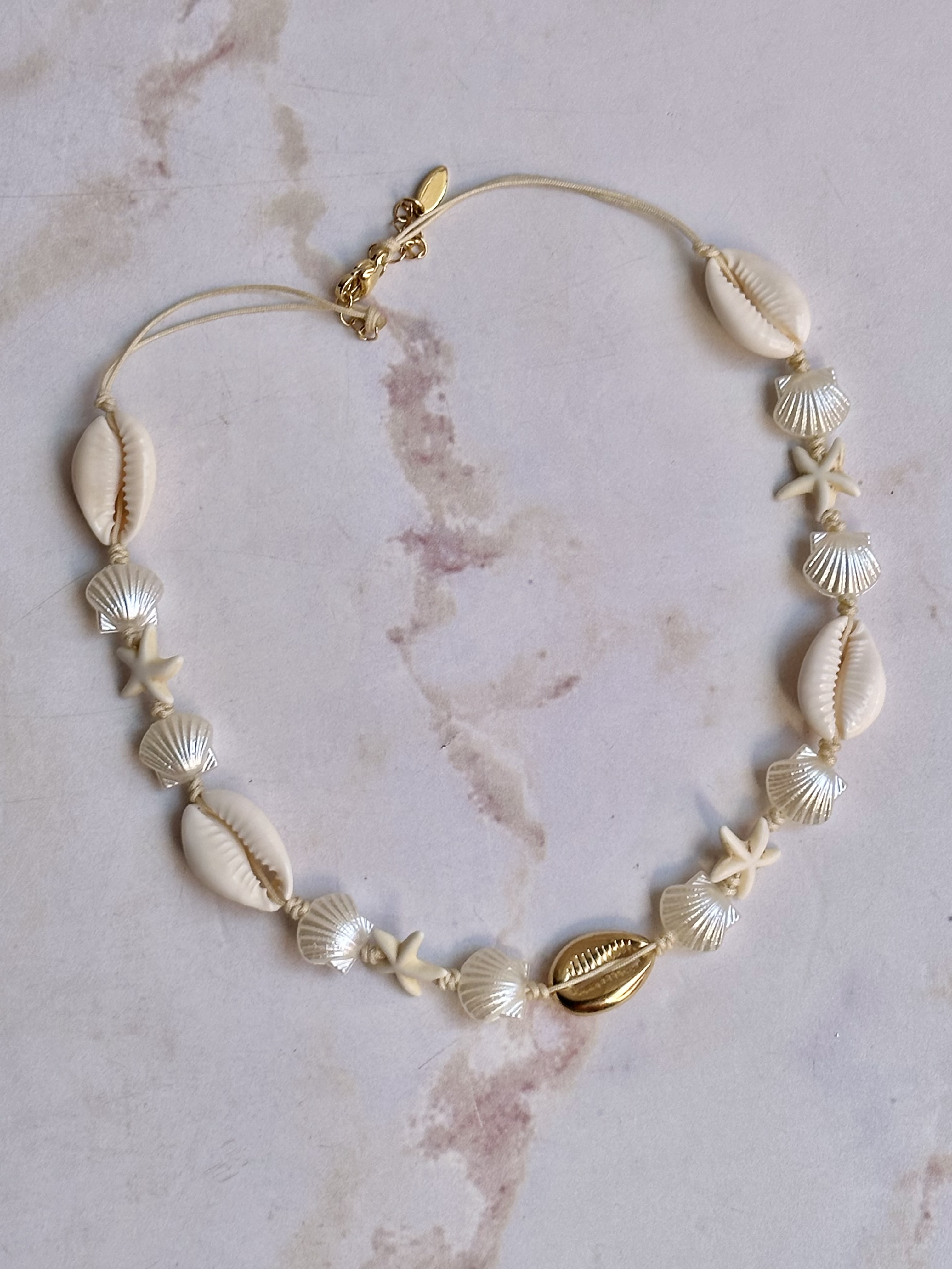 Collar conchitas y estrellas de mar