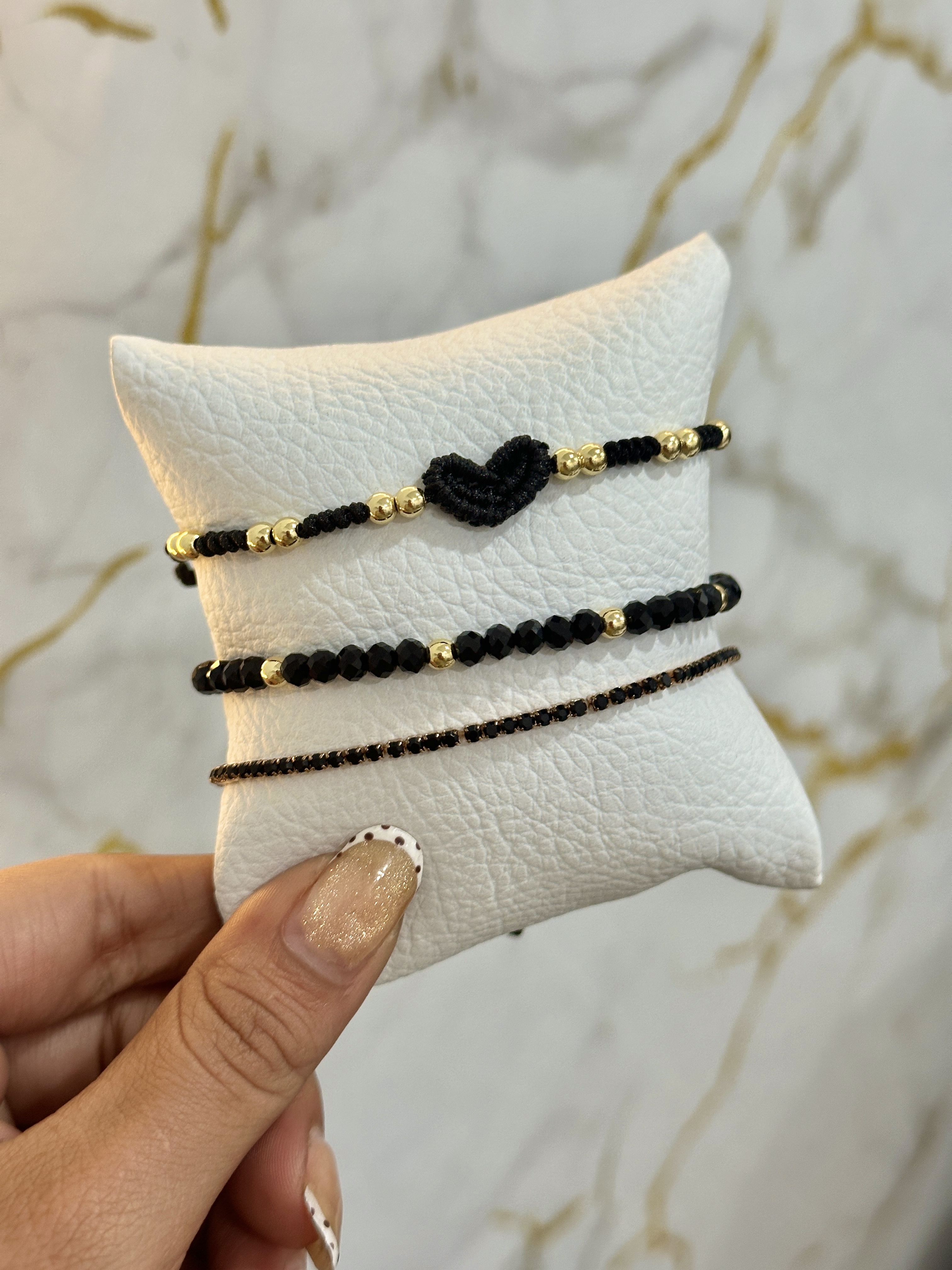 Set de pulseras de corazón tejido  4