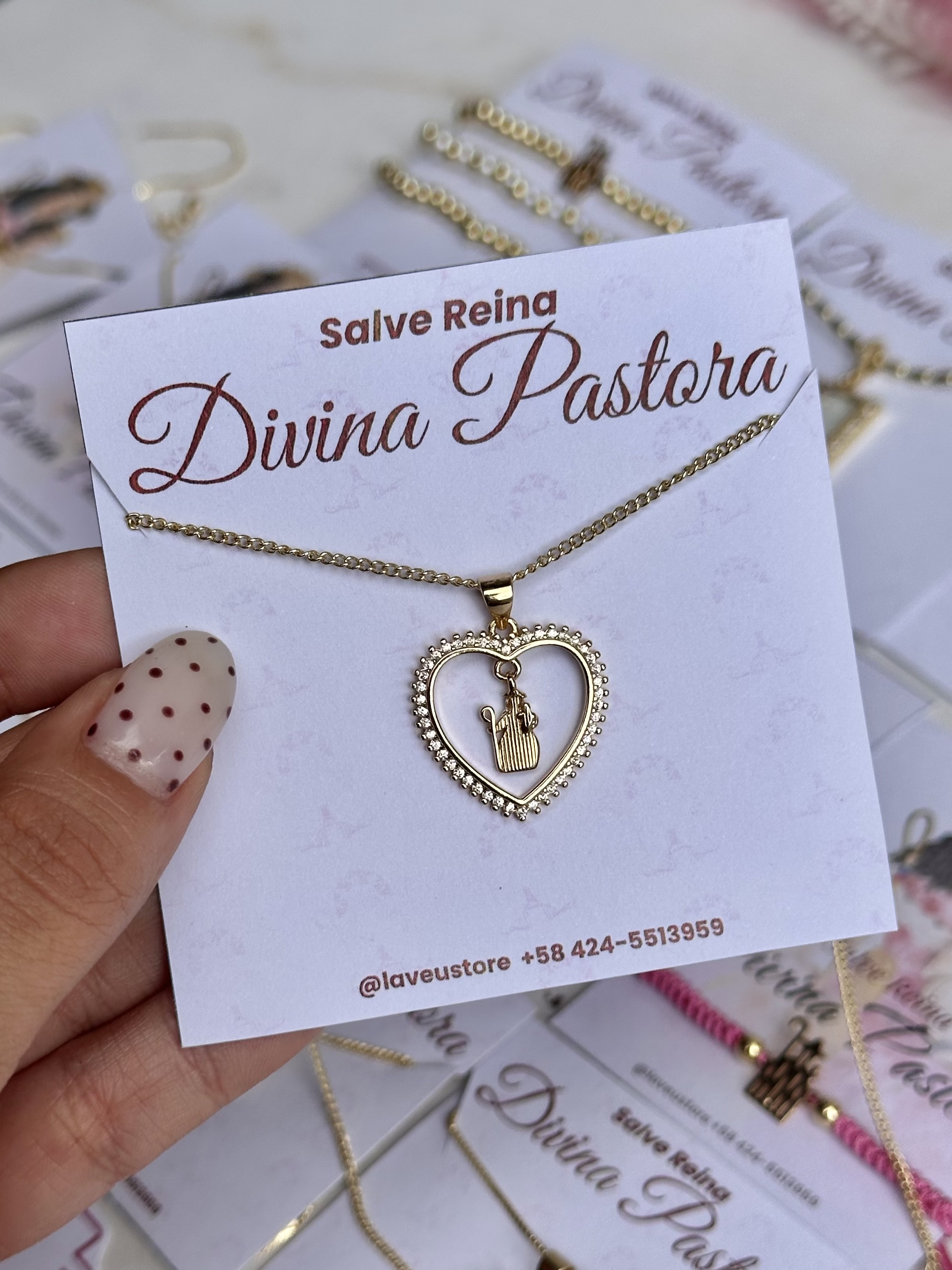Collar Divina Pastora corazón 