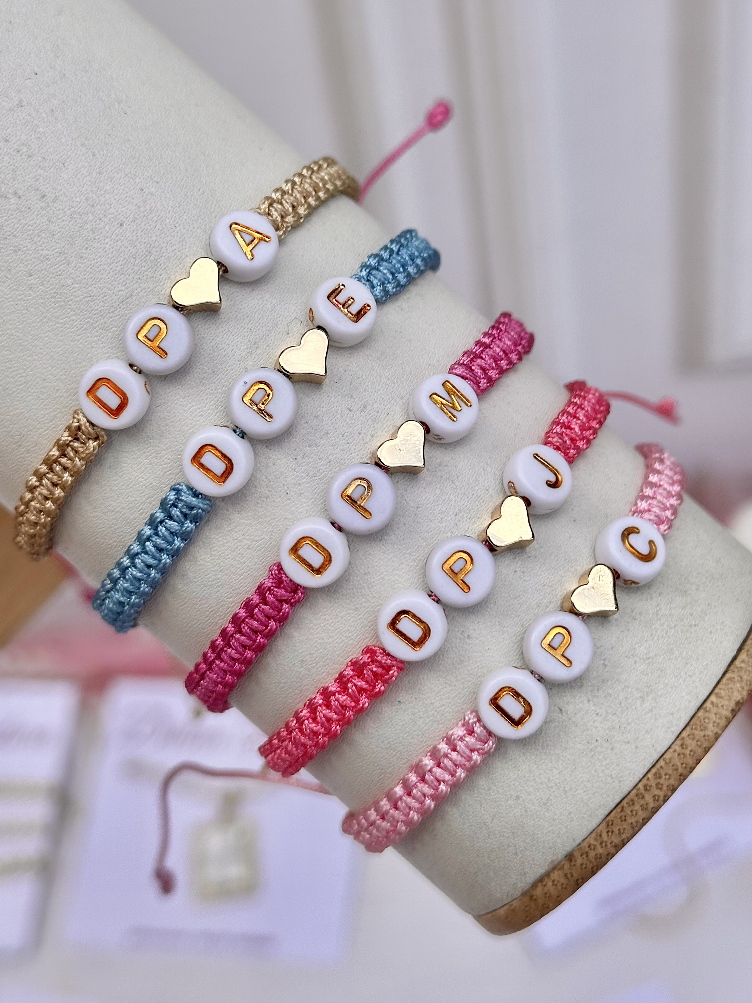 Pulsera tejida Divina Pastora + Inicial