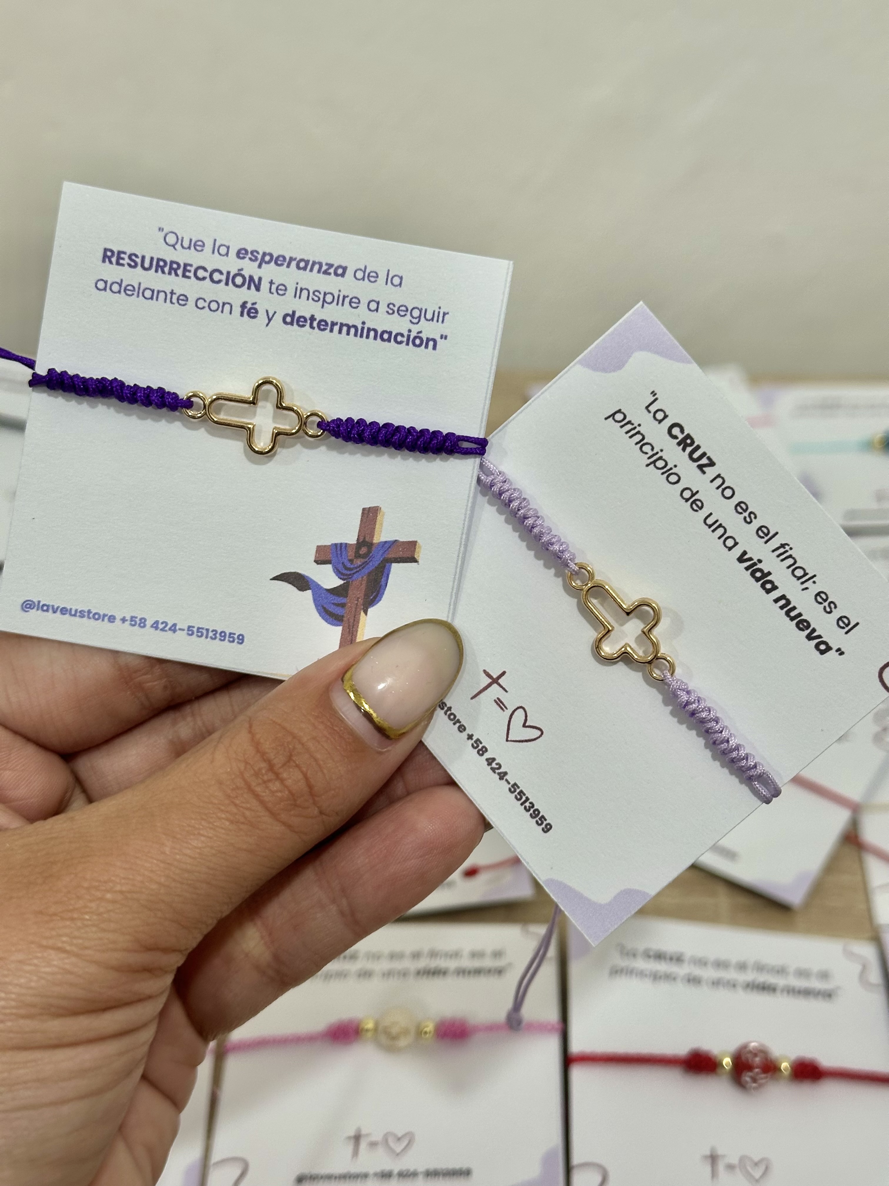 Pulseras de cruz tejida