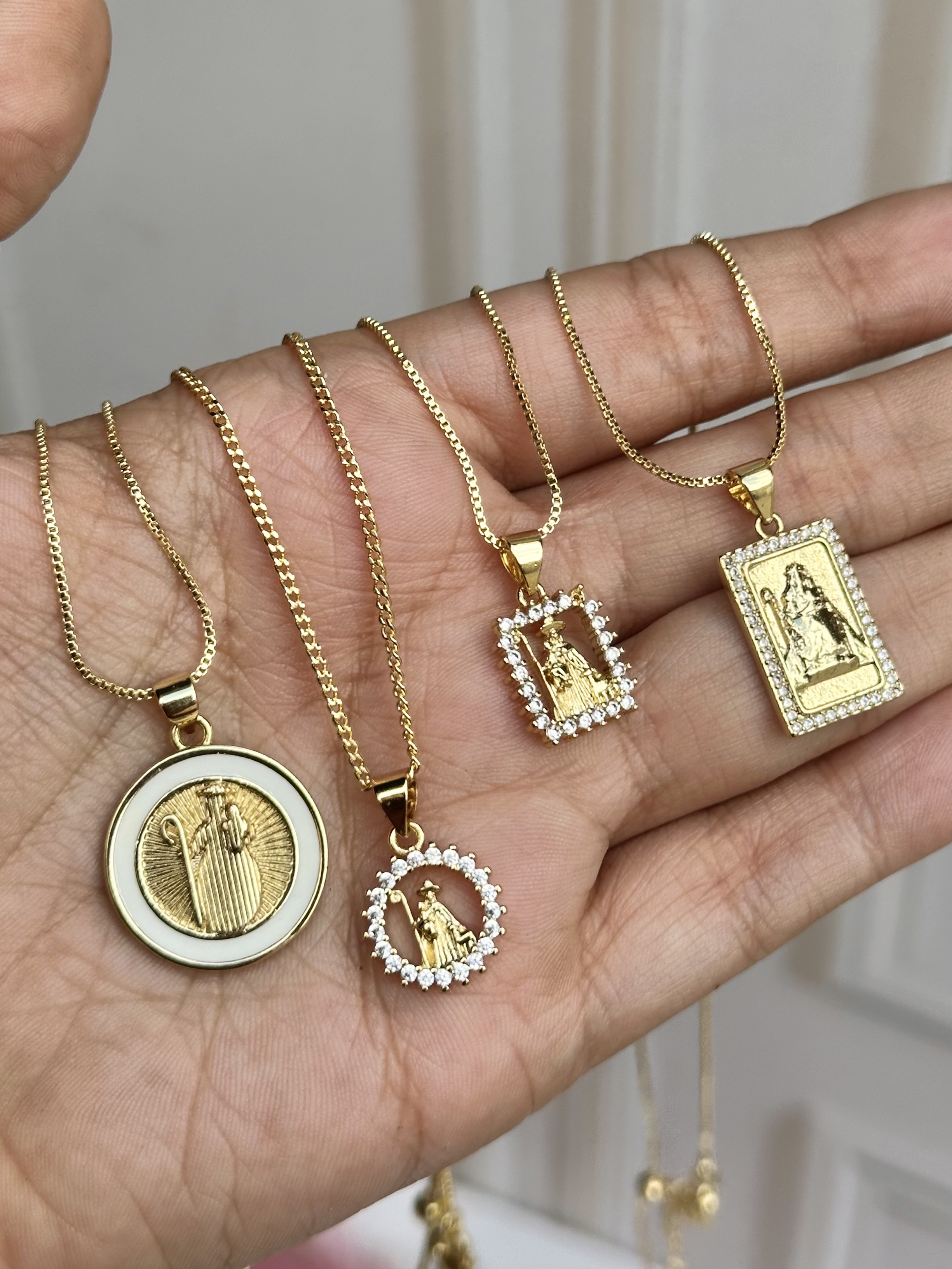 Collares Divina Pastora brillantes 