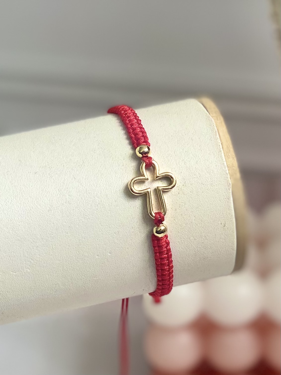 Pulsera cruz tejida