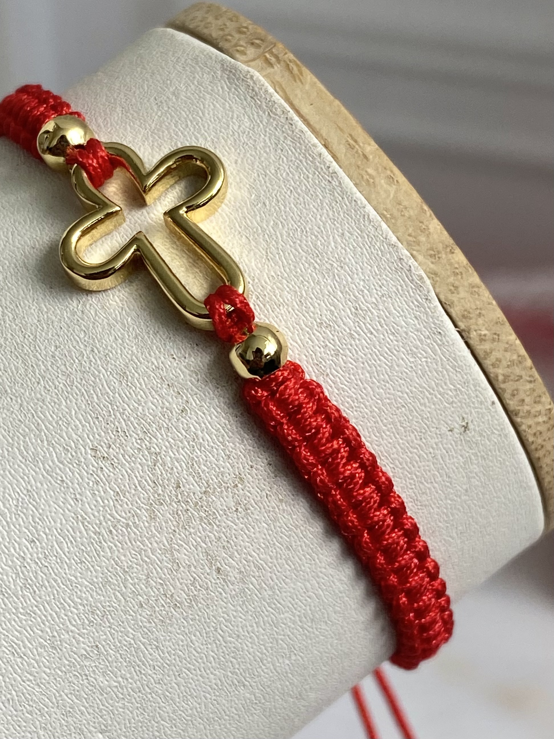 Pulsera cruz tejida 2