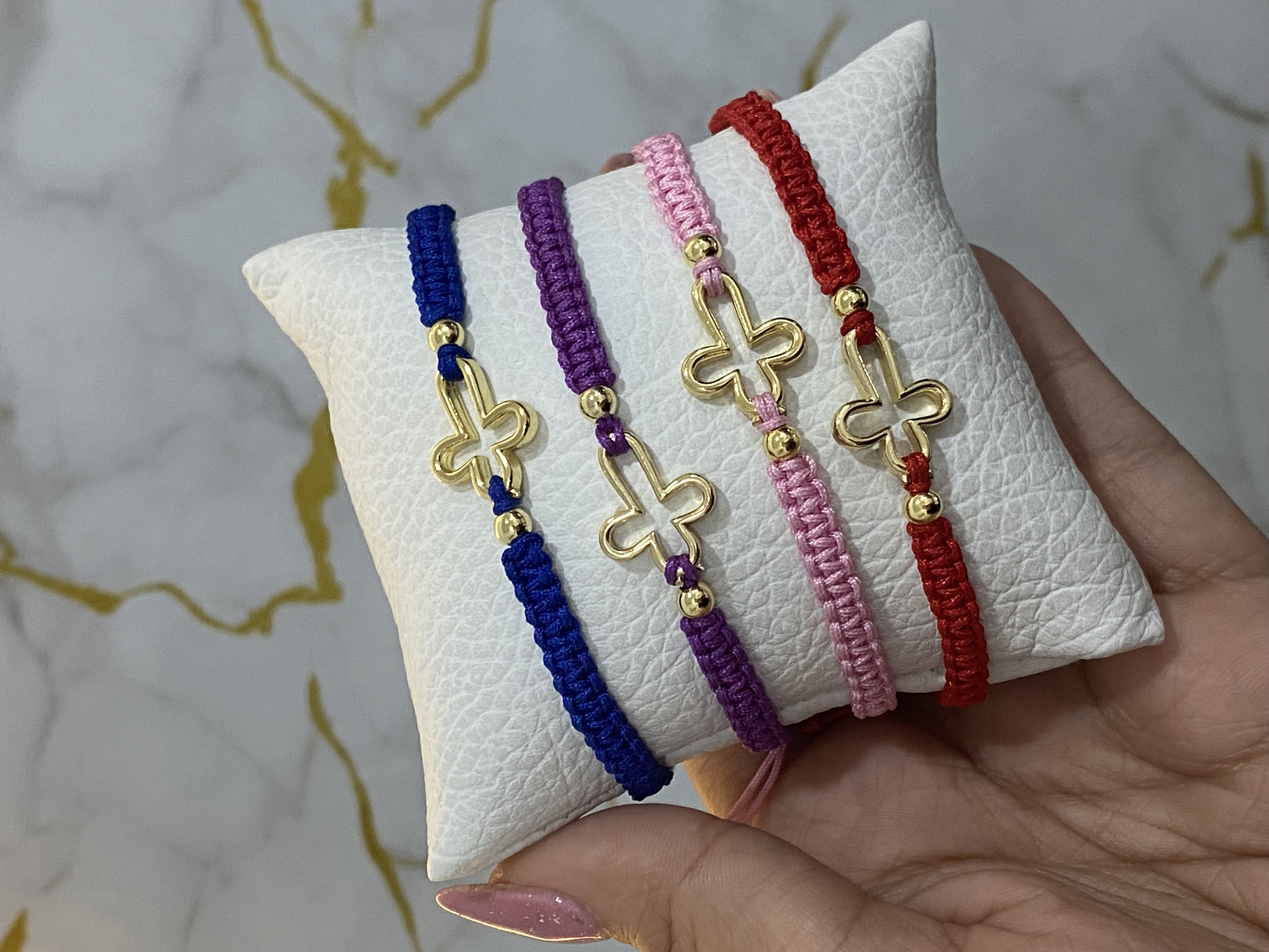 Pulsera cruz tejida 3